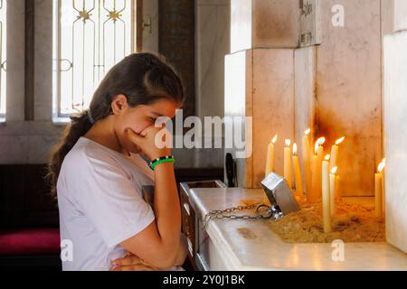 Marienkirche in Zeitoun, Marienkirche, unsere Lieben Frau von Zeitoun, Gebet am Altar, Zeitoun, Kairo, Ägypten, Nordafrika, Afrika Stockfoto