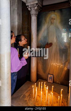 Marienkirche in Zeitoun, Marienkirche, unsere Lieben Frau von Zeitoun, Gebet am Altar, Zeitoun, Kairo, Ägypten, Nordafrika, Afrika Stockfoto