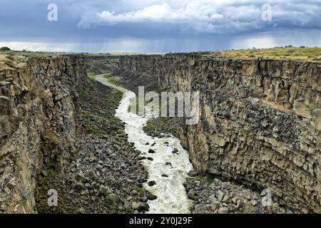 Der Malad River schlängelt sich durch die berühmte Malad Gorge unter einem dramatischen Himmel im Süden von Idaho Stockfoto