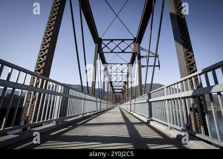 Eine alte Stahlbrücke, die in einen Wanderweg in der Nähe von Clark Fork, Idaho umfunktioniert wurde Stockfoto