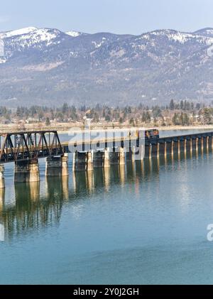 Ein Zug fährt über die Brücke über den Lake Pend Oreille bei Sandpoint, Idaho Stockfoto