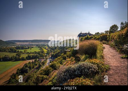 Von den Dornburgen Dornburg-Camburg, Thüringen, Deutschland, Euro bietet sich ein grandioser Blick auf das Saaletal und die umliegenden Hügel unter klarem blauem Himmel Stockfoto