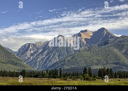 Die majestätischen Missionsberge unter dem teilweise bewölkten Himmel bei St. Ignatius, Montana Stockfoto