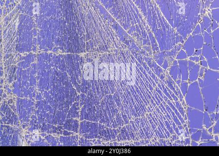 Verschmutztes Glas, das in eine große Anzahl von Teilen zerbrochen ist, ein Stück Glas mit vielen Rissen und gebrochenen Teilen Stockfoto