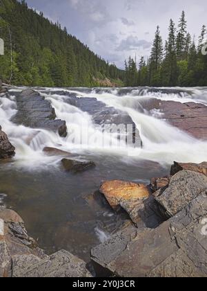 Der starke Ansturm der Yaak Falls im Nordwesten von Montana an einem Frühlingstag Stockfoto