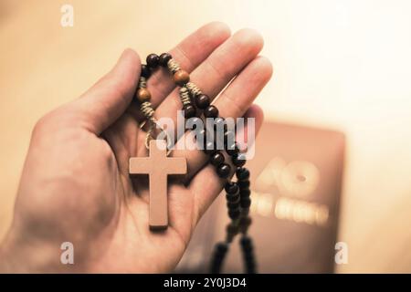 Der Mensch ist ein Rosenkranz, Bibel im Hintergrund Stockfoto