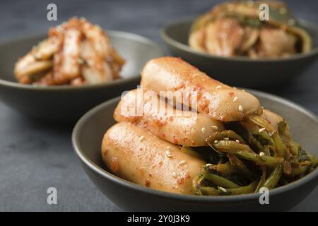 Eine Nahaufnahme verschiedener hausgemachter koreanischer Kimchi in Schalen Stockfoto