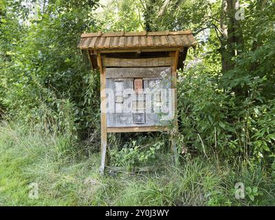 Insektenhotel für einsame Bienen und künstliche Nistplätze für Insekten, Nordrhein-Westfalen, Deutschland, Europa Stockfoto