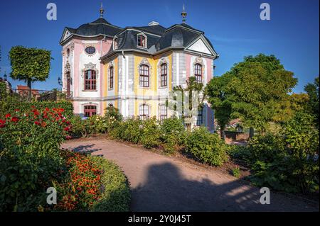 Detaillierte Ansicht des Rokoko-Schlosses der Dornburger Schlösser mit üppigem Garten und bunten Blumen an einem sonnigen Tag, Dornburg-Camburg, Thüringen, Deutschland Stockfoto