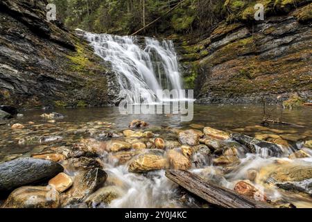 Wasser fließt über Felsen an den Lower Sweetcreek Falls in der Nähe von Metaline, Washington Stockfoto