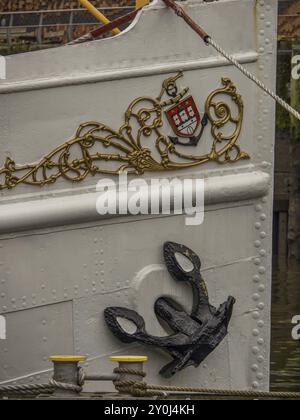 Nahaufnahme des verzierten Bugs eines Schiffes mit Anker und Wappen, Wasser im Hintergrund, Hamburg, Deutschland, Europa Stockfoto