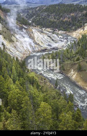 Der malerische Blick auf Calcite Springs mit Blick auf den Yellowstone River Stockfoto