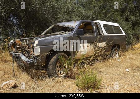 Verlassenes, verrostetes Auto mit abgenutzter Farbe in einem schattigen Waldgebiet, zerstörtes Fahrzeug, Kreta, griechische Inseln, Griechenland, Europa Stockfoto