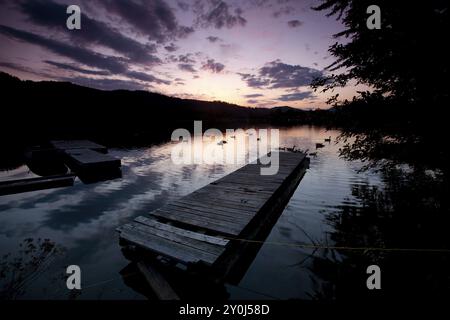 Eine Bootsanlegestelle befindet sich auf dem ruhigen Wasser des Spirit Lake in Idaho Stockfoto