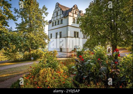 Das weiße Renaissanceschloss der Dornburg mit bunten Blumen im Garten an einem sonnigen Sommertag, Dornburg-Camburg, Thüringen, deutsch Stockfoto