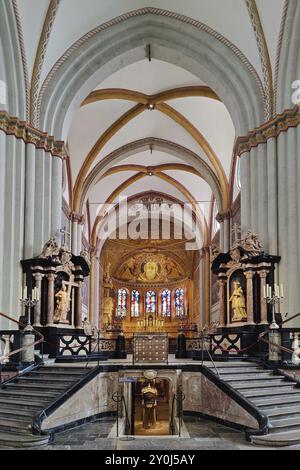 Innenansicht des Bonner Münsters, Kirchenschiff mit Blick auf die Ostapse und Zugang zur Krypta, Bonn, Nordrhein-Westfalen, Deutschland, Europa Stockfoto