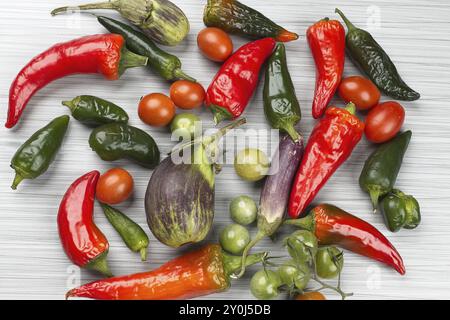 Ein flaches Foto von verschiedenen Gemüsesorten, bestehend aus Auberginen, Paprika und Kirschtomaten Stockfoto