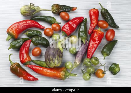 Ein flaches Foto von verschiedenen Gemüsesorten, bestehend aus Auberginen, Paprika und Kirschtomaten Stockfoto