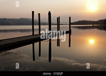 Die Sonne geht am Morgen gerade genug auf, um einen farbenfrohen Glanz über dem Chatcolet Lake im Norden von Idaho zu entfachen Stockfoto