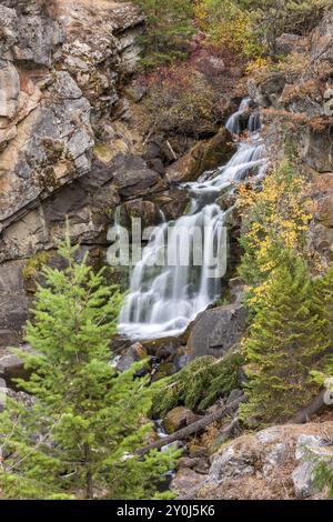 Die malerischen Crystal Falls am Highway 20 im Nordosten Washingtons Stockfoto