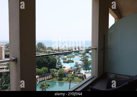 Blick auf das luxuriöse Seebad vom Balkon Stockfoto