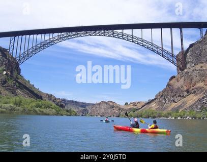 Eine Urlaubsfamilie fährt mit dem Kajak auf dem Snake River in der Nähe der Perrine Bridge in Twin Falls, Idaho Stockfoto