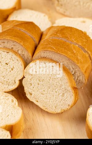 Weiches französisches Baguette aus Weizenmehl, frisch geschnittenes Baguette für die Zubereitung von Snacks Stockfoto