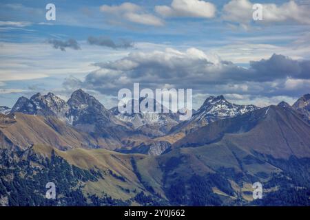 Hochgebirgspanorama mit schneebedeckten Gipfeln und dramatischen Wolken am Himmel, oberstaufen, allgäu, bayern, deutschland Stockfoto