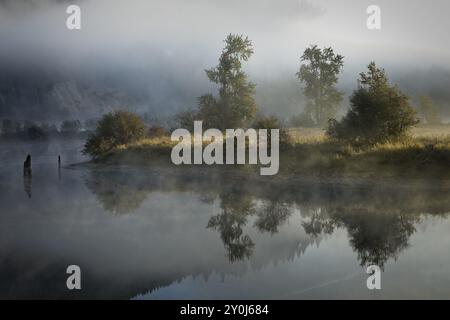 Nebel und Nebelschichten überdecken den ruhigen Spiegel wie St. Joe River bei St. Maries, Idaho Stockfoto