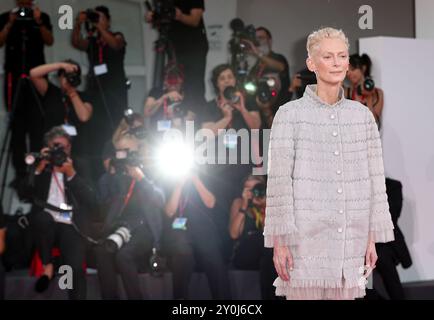 Venedig, Italien. September 2024. Schauspielerin Tilda Swinton posiert für ein Foto auf dem roten Teppich vor der Premiere des Films „The Room Next Door“ während des 81. Venedig Filmfestivals am 2. September 2024 in Venedig. Quelle: Li Jing/Xinhua/Alamy Live News Stockfoto