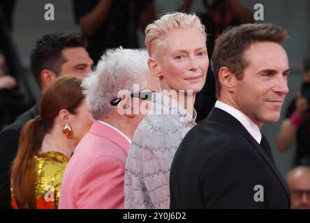 Venedig, Italien. September 2024. Die Schauspielerin Tilda Swinton (2. R) wird auf dem roten Teppich vor der Premiere des Films „The Room Next Door“ während des 81. Venedig Filmfestivals am 2. September 2024 in Venedig, Italien, gesehen. Quelle: Li Jing/Xinhua/Alamy Live News Stockfoto