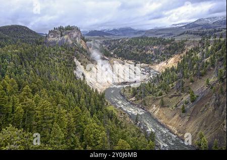 Der malerische Blick auf Calcite Springs mit Blick auf den Yellowstone River Stockfoto