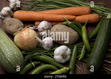 Eine Nahaufnahme von verschiedenen Gemüsesorten wie Knoblauch, Karotten, Schnittlauch, Zwiebeln, Kartoffeln, und Paprika Stockfoto