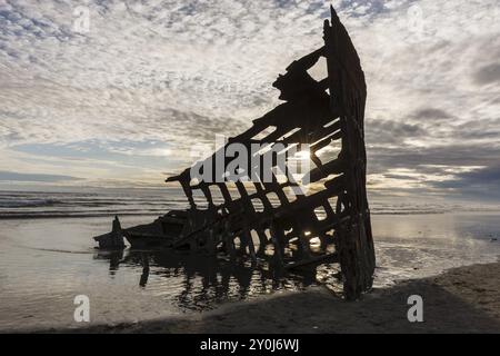 Das Skelett des Peter Iredale Schiffswracks bei Sonnenuntergang in Oregon Stockfoto