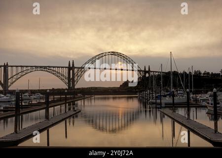 Yaquina Bay Bridge bei Sonnenuntergang vom Yachthafen auf der Südseite in Newport, Oregon Stockfoto