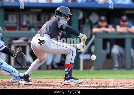 Kansas City, MO, USA. September 2024. Der Shortstop Brayan Rocchio (4) der Cleveland Guardians spielt im fünften Inning im Kauffman Stadium in Kansas City, MO, gegen die Kansas City Royals. David Smith/CSM/Alamy Live News Stockfoto