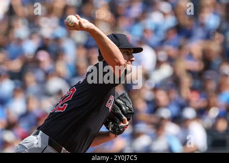 Kansas City, MO, USA. September 2024. Die Cleveland Guardians starteten den Pitcher Gavin Williams (32) während des ersten Inning gegen die Kansas City Royals im Kauffman Stadium in Kansas City, MO. David Smith/CSM/Alamy Live News Stockfoto