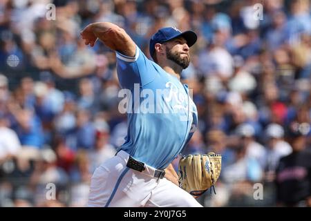Kansas City, MO, USA. September 2024. Die Kansas City Royals Starthörer Michael Wacha (52) wirft während des ersten Inning gegen die Cleveland Guardians im Kauffman Stadium in Kansas City, MO. David Smith/CSM/Alamy Live News Stockfoto