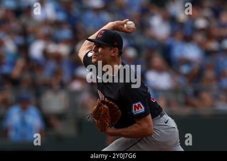 Kansas City, MO, USA. September 2024. Der Cleveland Guardians Relief Pitcher Cade Smith (36) wirft sich während des achten Inning im Kauffman Stadium in Kansas City, MO, gegen die Kansas City Royals. David Smith/CSM/Alamy Live News Stockfoto