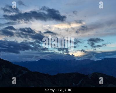 Furnace Creek, Kalifornien, USA. Januar 2017. Sonnenuntergang über dem Zabriskie Point im Death Valley. (Kreditbild: © Ian L. Sitren/ZUMA Press Wire) NUR REDAKTIONELLE VERWENDUNG! Nicht für kommerzielle ZWECKE! Stockfoto