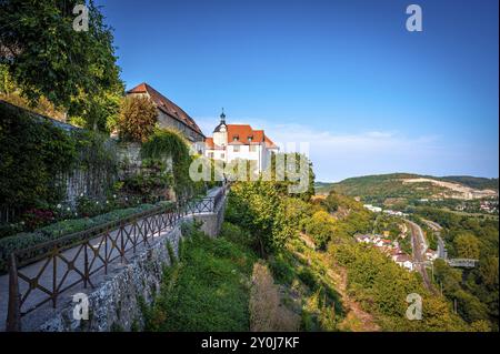 Ein Pfad entlang der alten Burg der Dornburg Burgen mit üppigem Grün und einem atemberaubenden Blick über das Tal unter blauem Himmel, Dornburg-Camburg, Thuringi Stockfoto