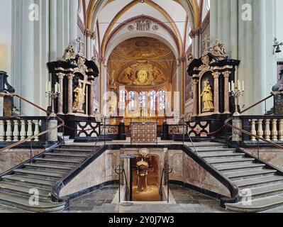 Innenansicht des Bonner Münsters, Kirchenschiff mit Blick auf die Ostapse und Zugang zur Krypta, Bonn, Nordrhein-Westfalen, Deutschland, Europa Stockfoto