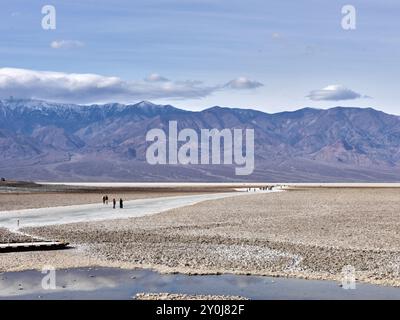 Death Valley, Kalifornien, USA. Januar 2017. Besucher des Badwater Basin im Death Valley. Es ist das niedrigste Gebiet in den Vereinigten Staaten mit 282 Fuß unter dem Meeresspiegel. (Kreditbild: © Ian L. Sitren/ZUMA Press Wire) NUR REDAKTIONELLE VERWENDUNG! Nicht für kommerzielle ZWECKE! Stockfoto