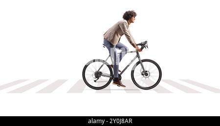 Profilaufnahme eines jungen Mannes in Anzug, der ein Fahrrad an einer Fußgängerüberquerung auf weißem Hintergrund fährt Stockfoto