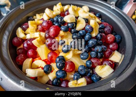 Gehacktes Obst in einer Schüssel, bereit für einen Obstsalat. Stockfoto