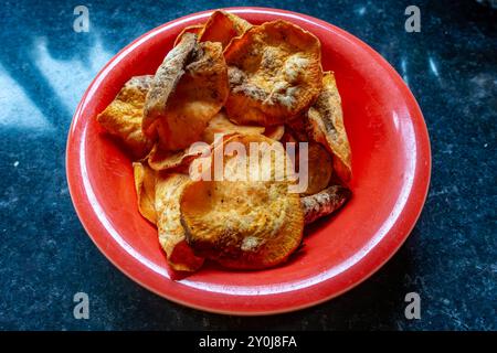 Eine Schüssel hausgemachte Süßkartoffelchips, die in einer Luftfritteuse zubereitet werden Stockfoto