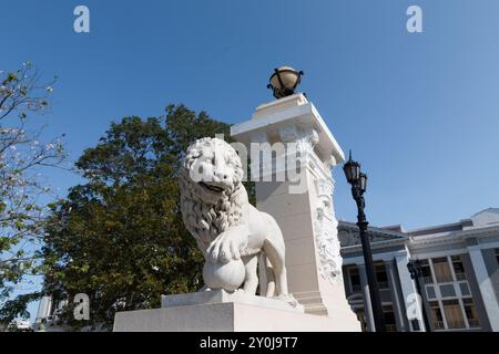 Kuba, Cienfuegos. Marmorstatue des Löwen mit der Pfote auf dem Ball. 30. März 2016 Stockfoto