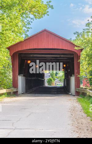 Die West Montrose Covered Bridge, auch bekannt als Kissing Bridge, erstreckt sich über den Grand River in West Montrose Ontario. Eine der ältesten überdachten Brücken i Stockfoto