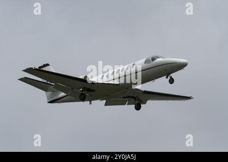 Ein Cessna UC35A Citation Ultra Jet der US Army, der in der Nähe des Luftwaffenstützpunktes NAF Atsugi flog. Kanagawa, Japan. Stockfoto