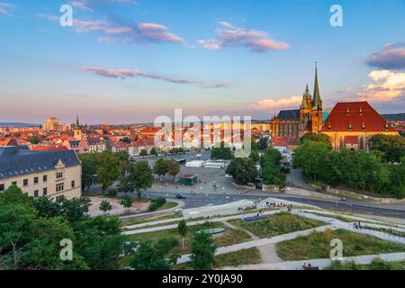 Erfurt: Altstadt mit Erfurter Dom und Severuskirche, Blick von der Zitadelle Petersberg in Thüringen, Thüringen, Deutschland Stockfoto